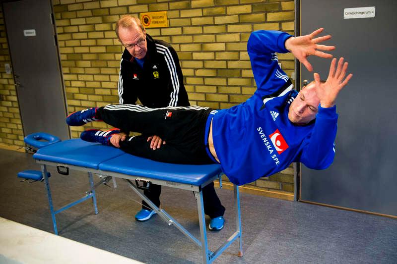 ”de sista procenten måste klaffa” Johan Jakobssons skada fortsätter spöka. Här får han behandling av sjukgymnasten Inge Dahlberg vid gårdagens landslagsträning i Malmö.oto: