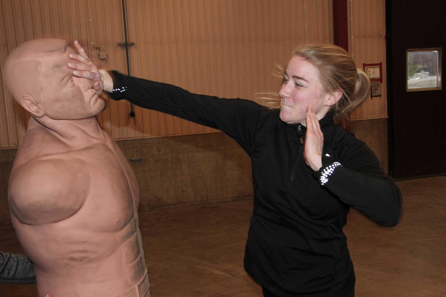 Jenny Hjohlman tränar självförsvar.