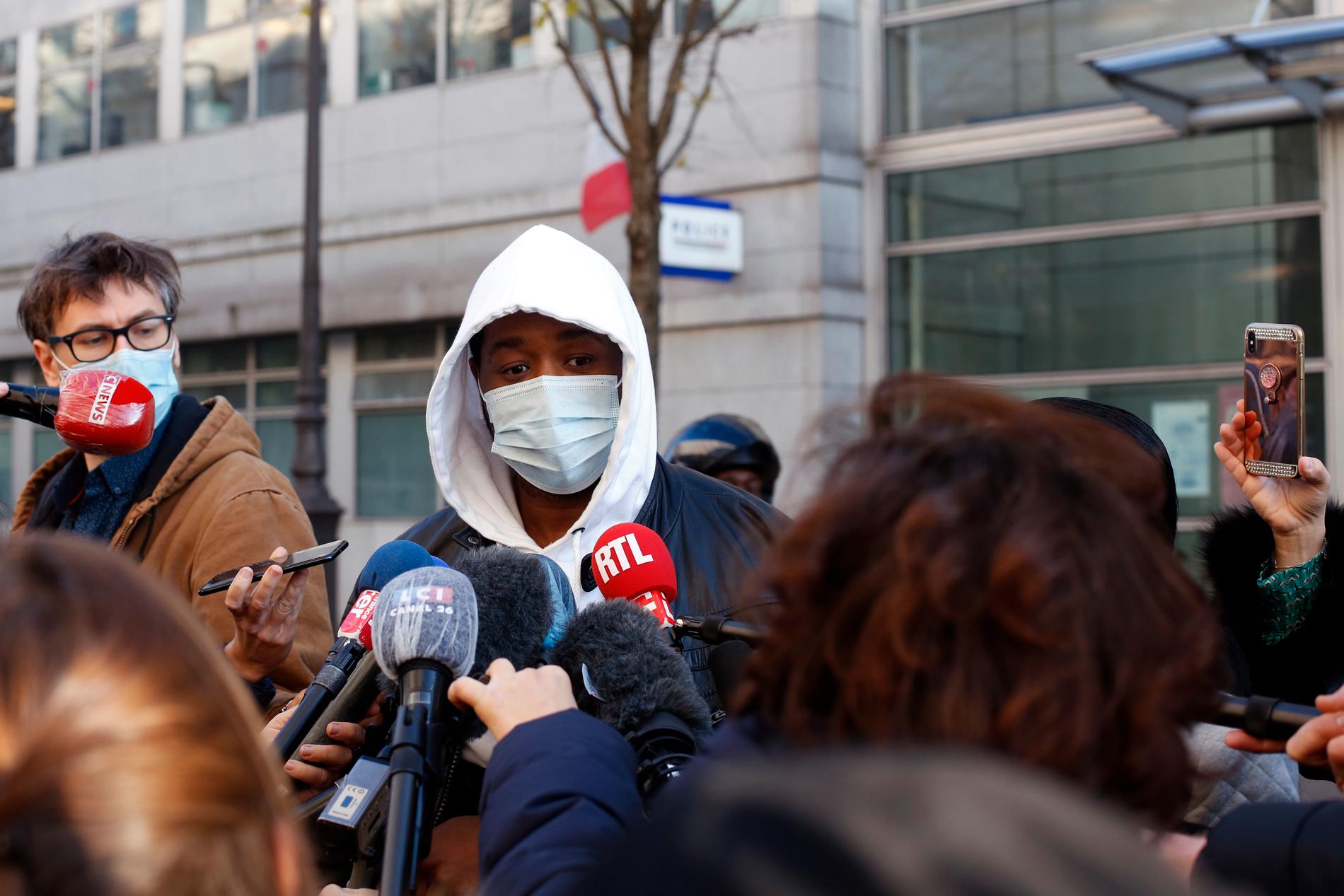 Fyra poliser utreds för brotten efter misshandeln av Michel Zecler, som under torsdagen intervjuades utanför sjukhuset där han vårdats. Händelsen har utlöst stora protester i Frankrike.