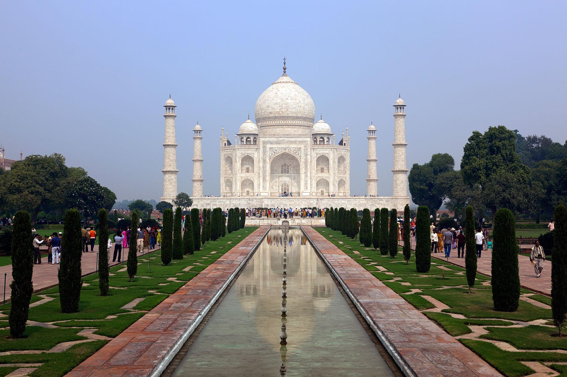 Taj Mahal är ett mausoleum beläget utanför staden Agra i Indien. Det uppfördes på 1600-talet. Fasaden är i vit marmor med inlägg av halvädelstenar i olika färger.