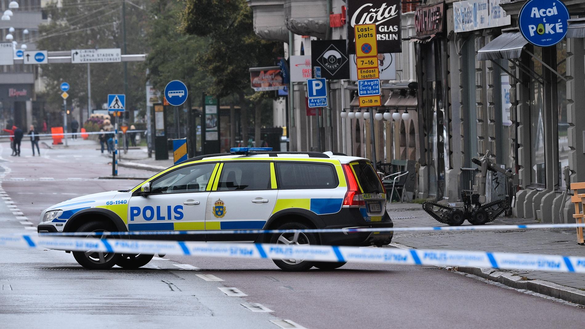 Polisen spärrade av ett stort område vid Amiralsgatan i centrala Malmö efter larm om ett misstänkt farligt föremål.