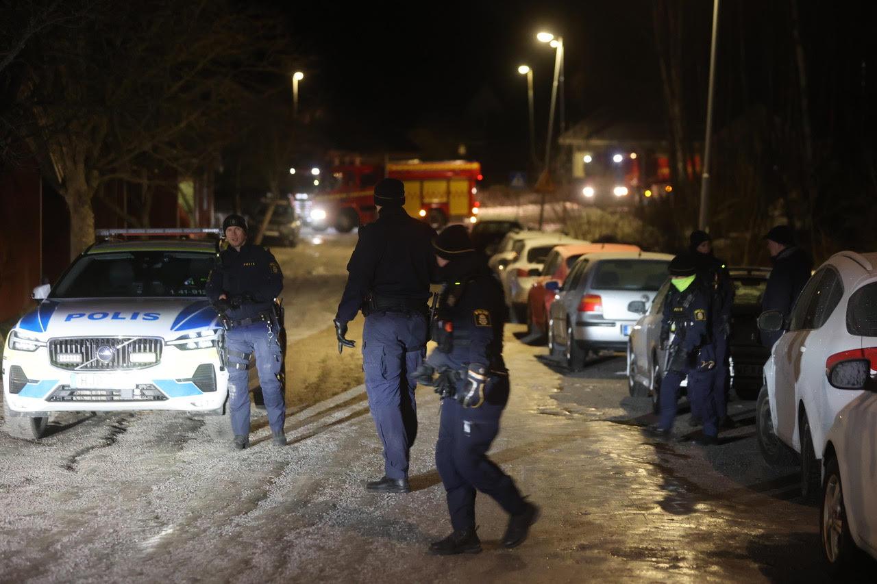 Poliser på plats i Strängnäs under natten mot tisdag. 