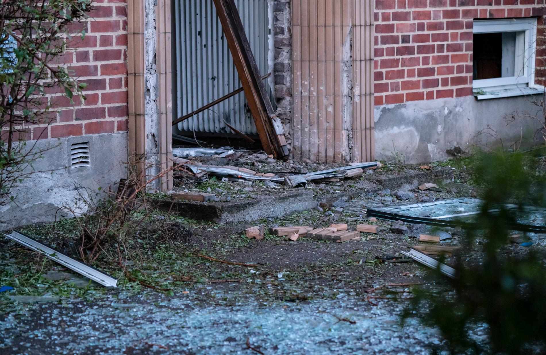 En entré till ett flerfamiljshus i Helsingborg fick stora skador efter en explosion tidigt på tisdagsmorgonen.