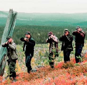 Vackra höstfärger i Kjell Sundvalls vackra film med viss verklighetsbakgrund om tjuvjakt i Norrland.