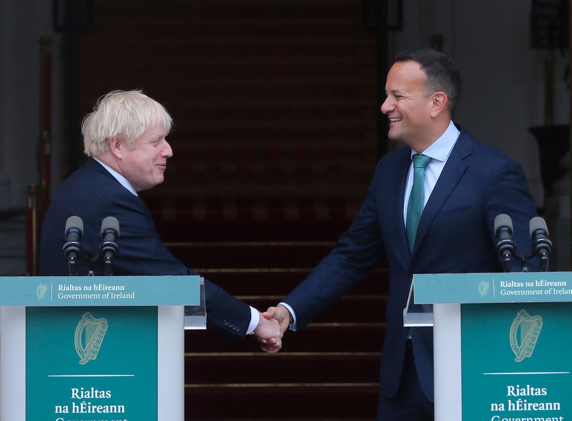 Storbritanniens premiärminister Boris Johnson skakar hand med irländske kollegan Leo Varadkar i Dublin.