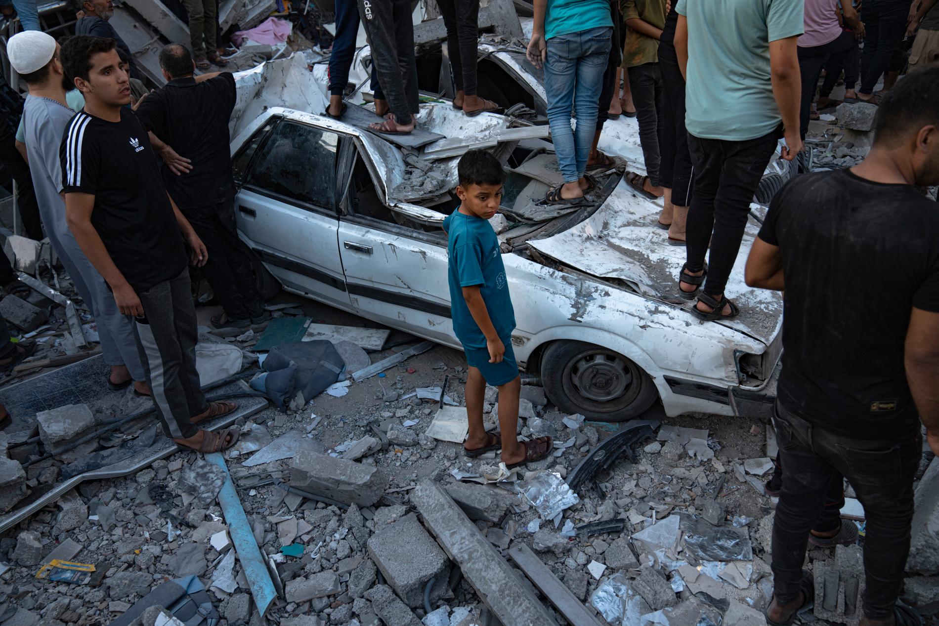 Gazabor söker efter överlevande i resterna av bombade hus under lördagen.