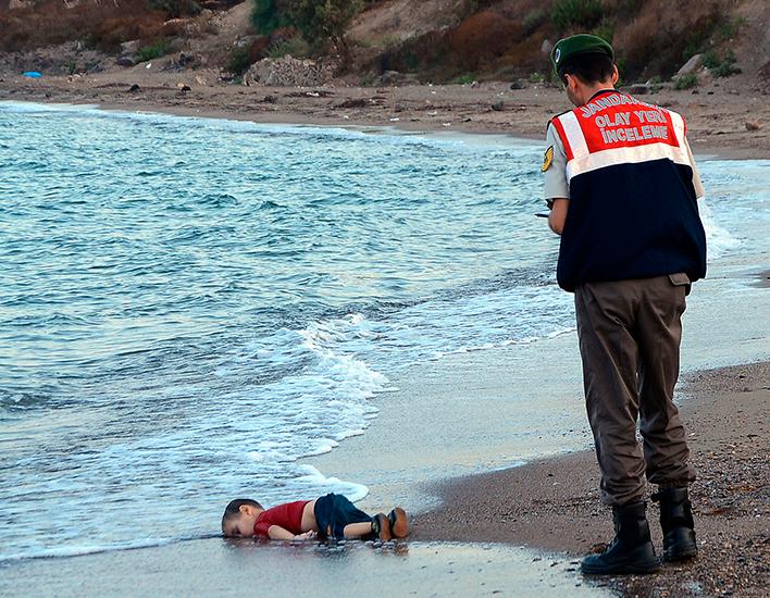 Alan Kurdi dog den 2 september och dagarna efter spreds bilden på hans livlösa kropp. Den upprörde en hel värld och fick Sverige att skramla för krigets offer. Sedan vände allt – i dag har flyktingströmmen till Europa strypts.