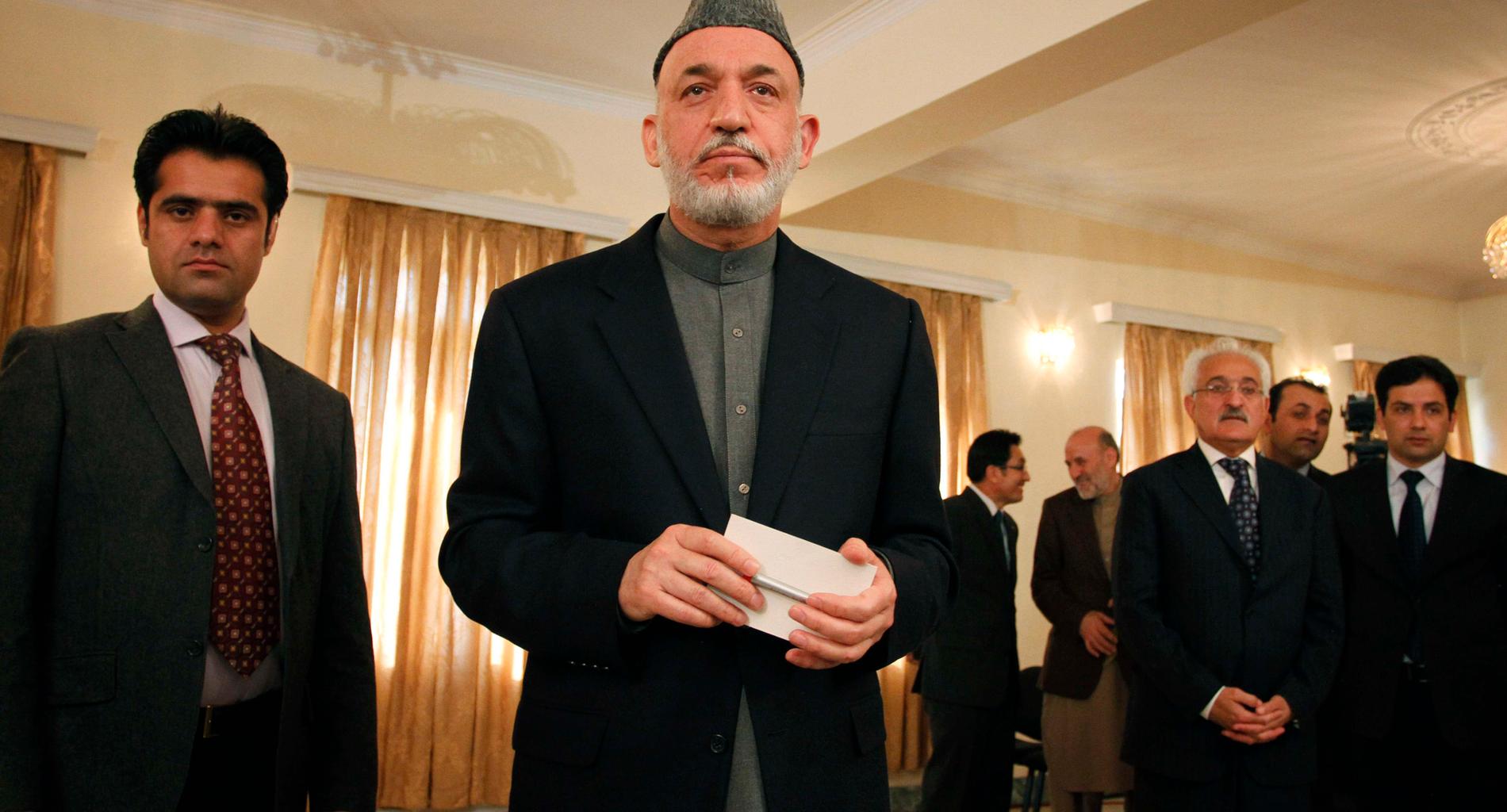 Afghanistans president Hamid Karzai vid en presskonferens i Kabul under tisdagen.
