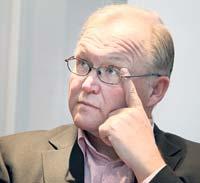 ”Göran Persson sätter förtroendet för demokratin i spel när han blandar ihop sina roller”, skriver debattörena.