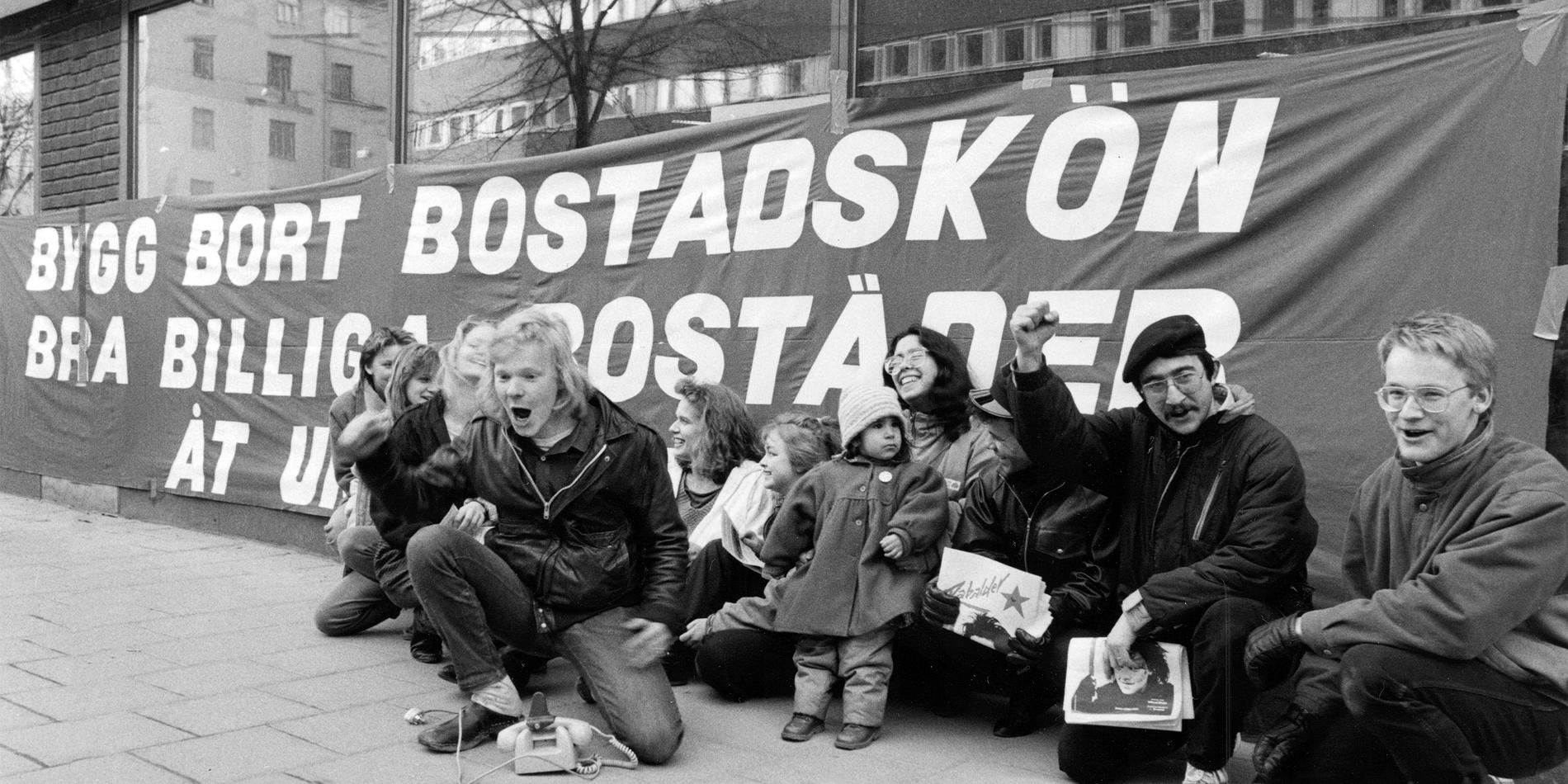 Det var svårt att få bostad även 1987, här demonstrerar unga bostadslösa utanför Bostadsförmedlingen som då låg på S:t Eriksgatan.
