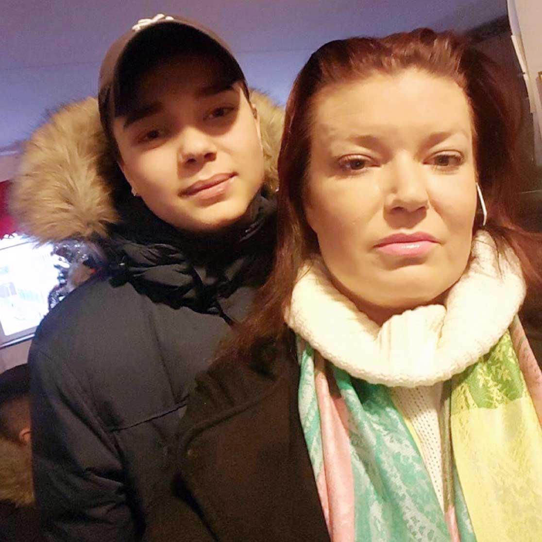 Carolina med sin son Robin som mördades i januari 2016. Han blev 15.