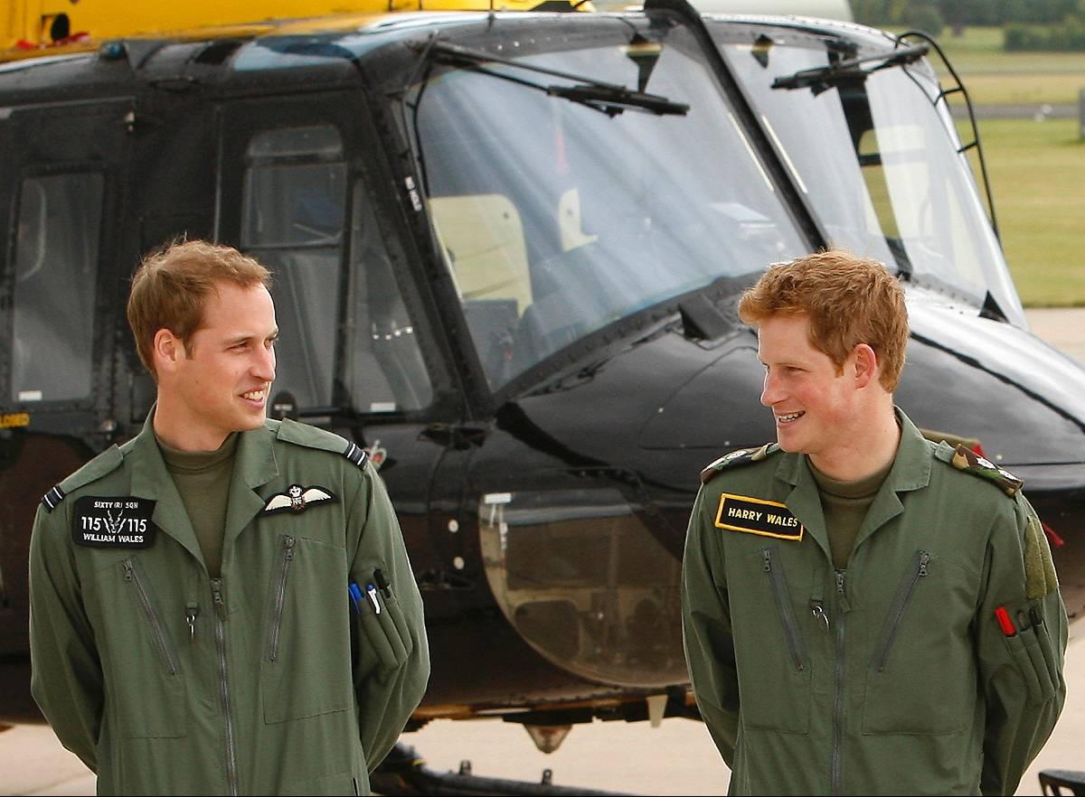 BÅDA BLEV PILOTER Prinsarna William och Harry blev båda helikopterpiloter inom det brittiska försvaret. William är pilot i en militär räddningsstyrka och har flera gånger ryckt ut för att hjälpa personer i sjönöd medan hans bror Harry flyger attackhelikoptern Apache och har tjänstgjort 77 dagar i Afghanistan.