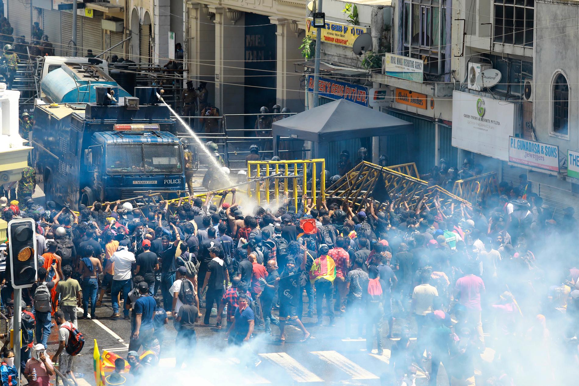 Polisen använde vattenkanoner och tårgas för att skingra protesterna i Sri Lankas huvudstad Colombo i lördags.