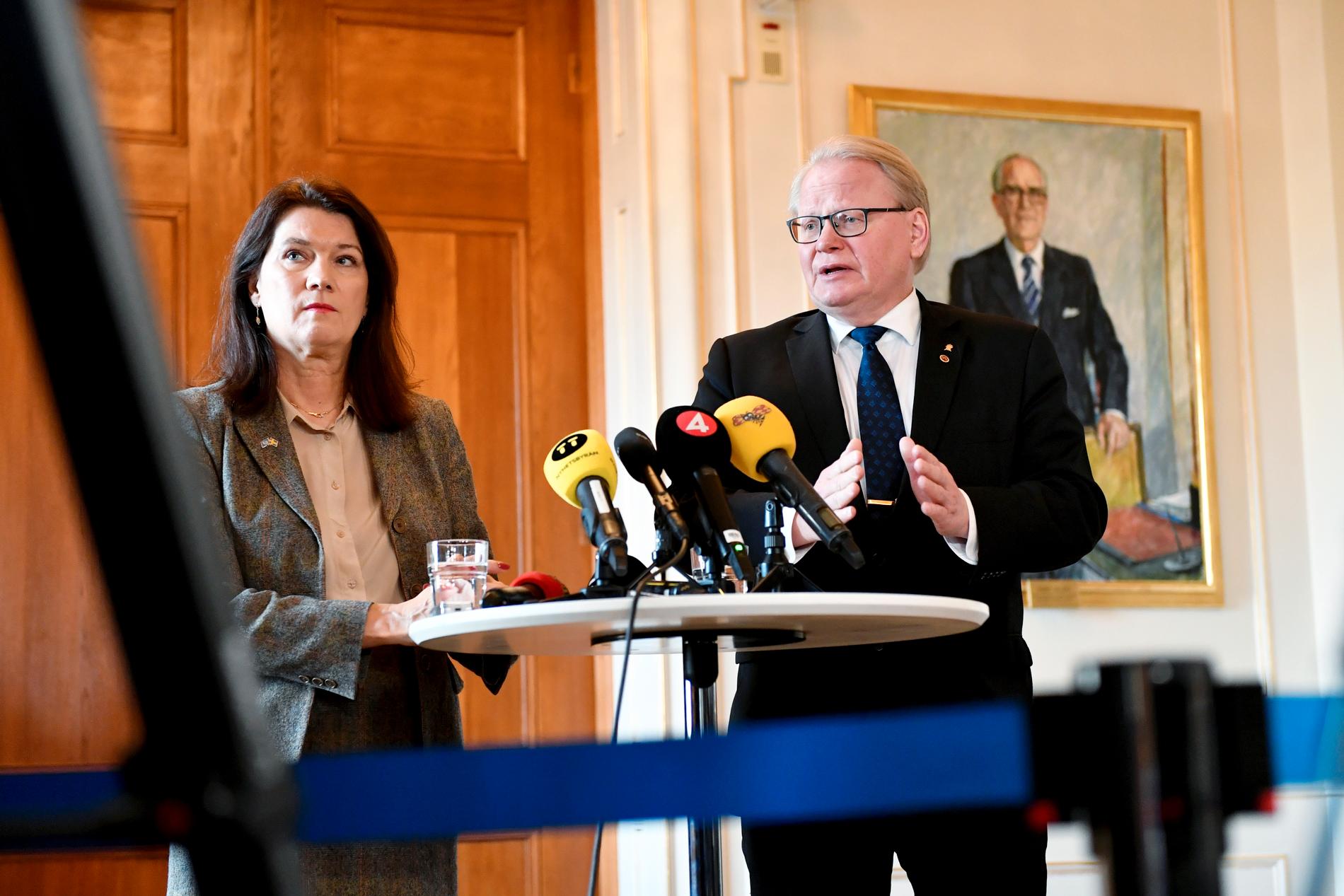 Utrikesminister Ann Linde och försvarsminister Peter Hultqvist på tisdagens presskonferens. 