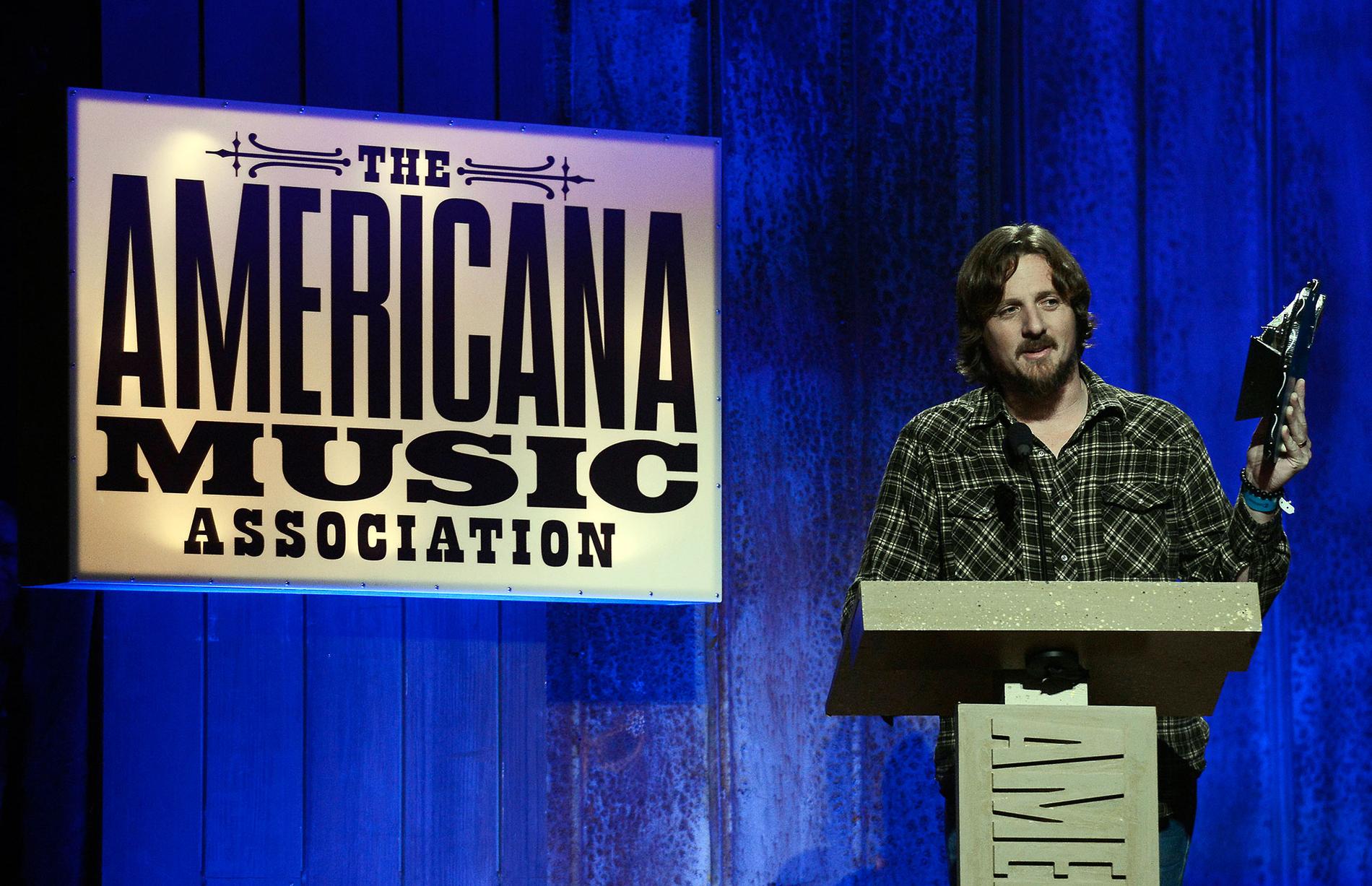 Sturgill Simpson tar emot pris på Americana music honors 2014.