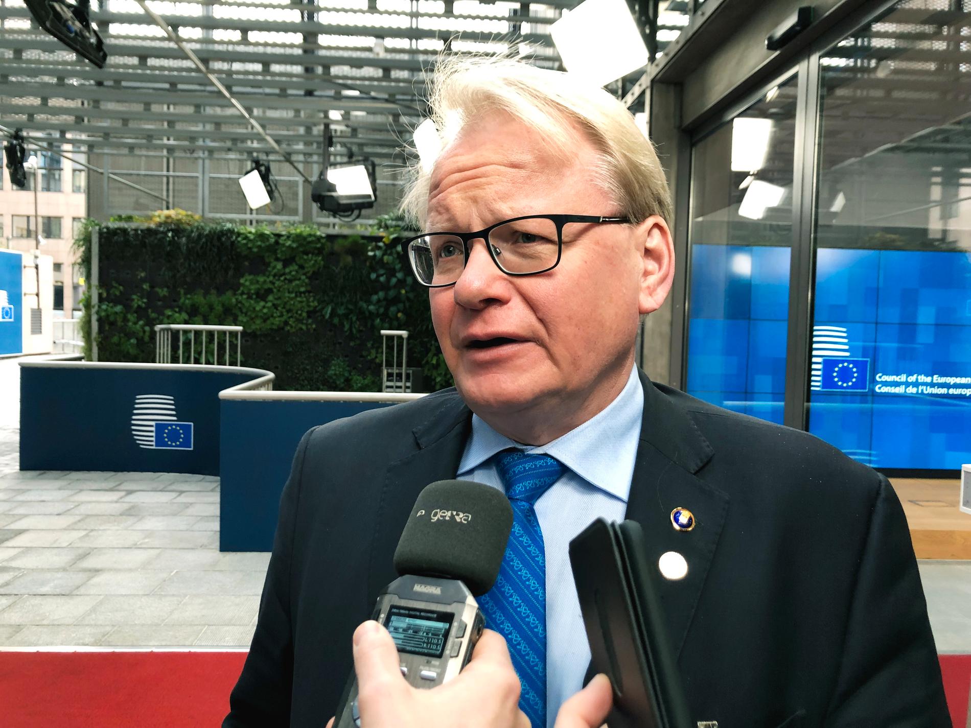 Försvarsminister Peter Hultqvist (S) på väg in till tisdagens försvarsministermöte i Bryssel.