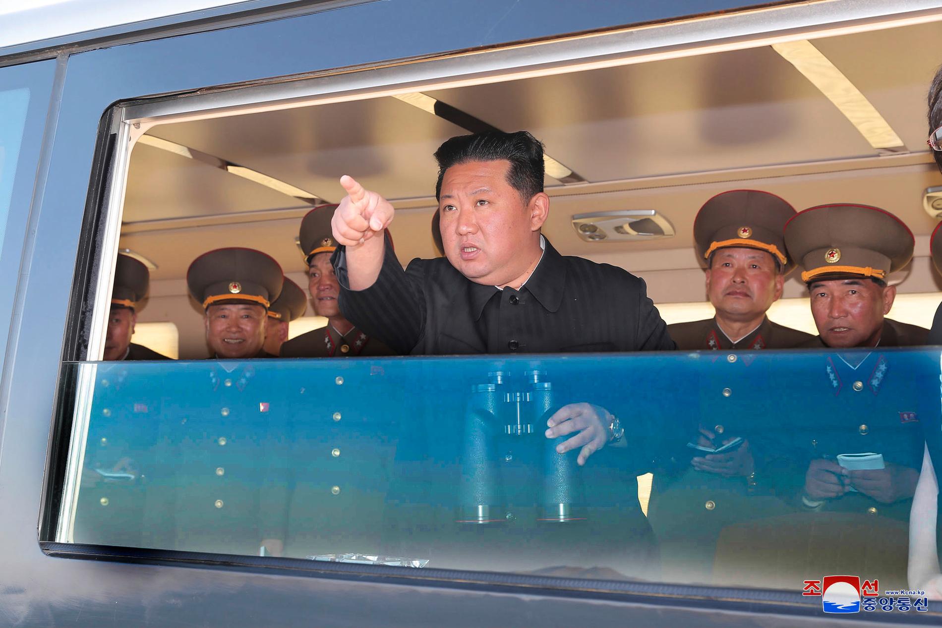 Nordkoreas ledare Kim Jon-Un övervakar vapentestet.