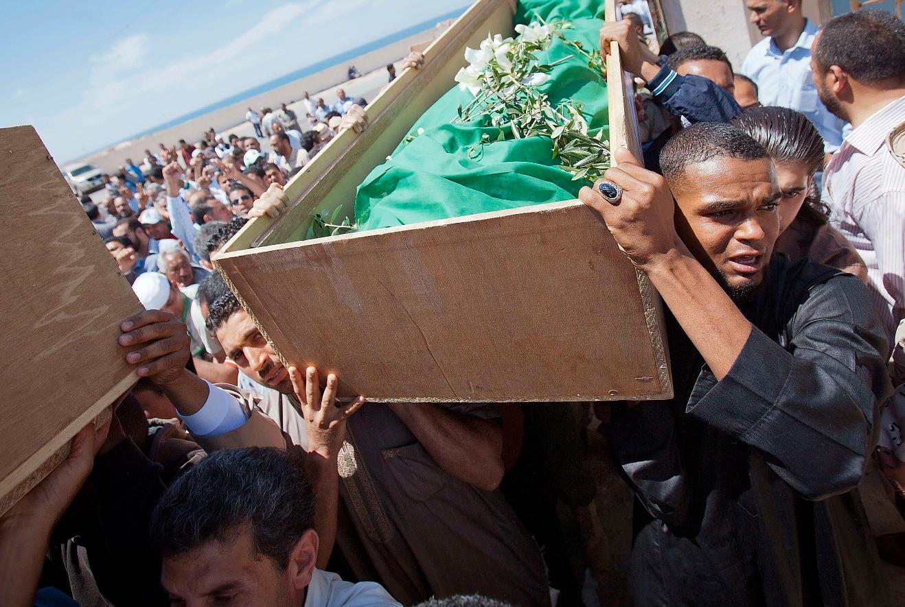 SKULLE HA SKYDDATS Anhöriga uttrycker sin sorg efter att elva civila libyer dödats i en misstänkt Nato-ledd flyg­attack i Tripoli den 14 maj 2011. Amnesty har dokumenterat 55 döda civila i luftangreppen.