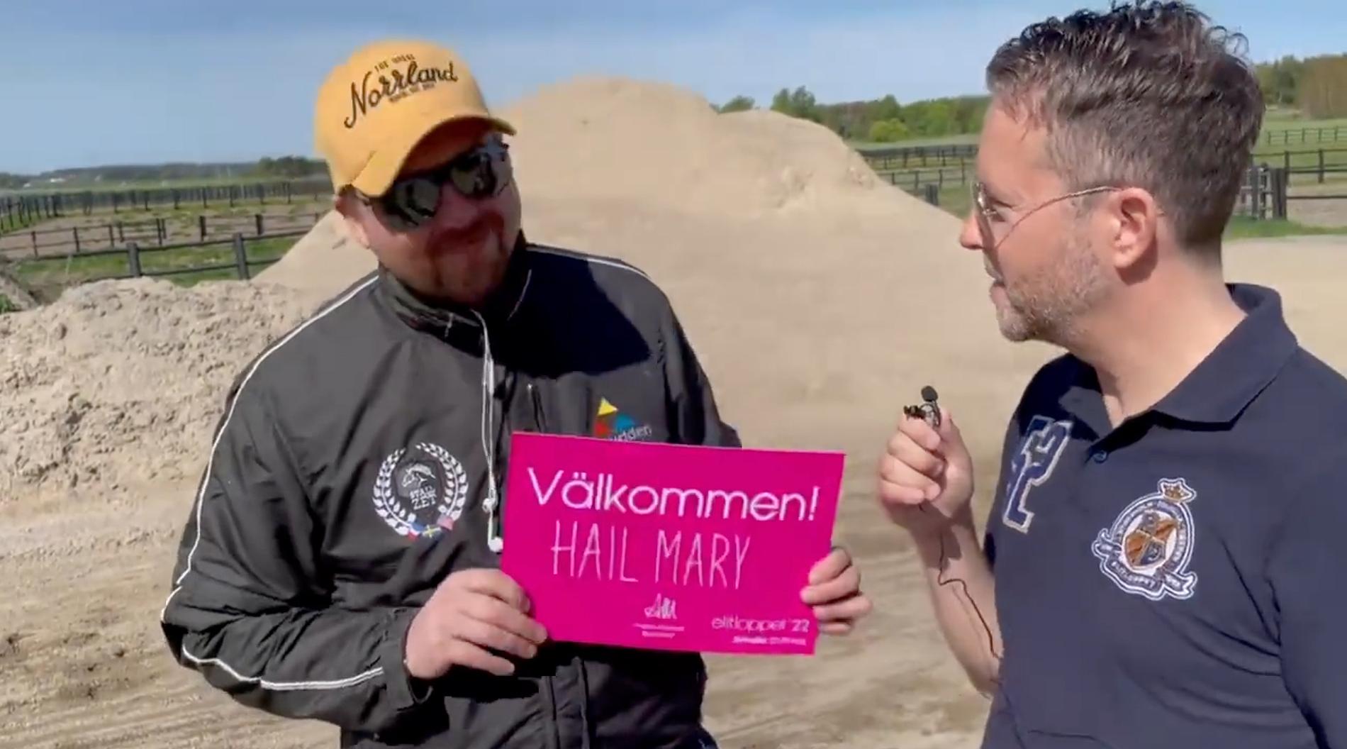 Daniel Redén får en rosa Elitloppsbiljett av Solvallas sportchef Anders Malmrot.