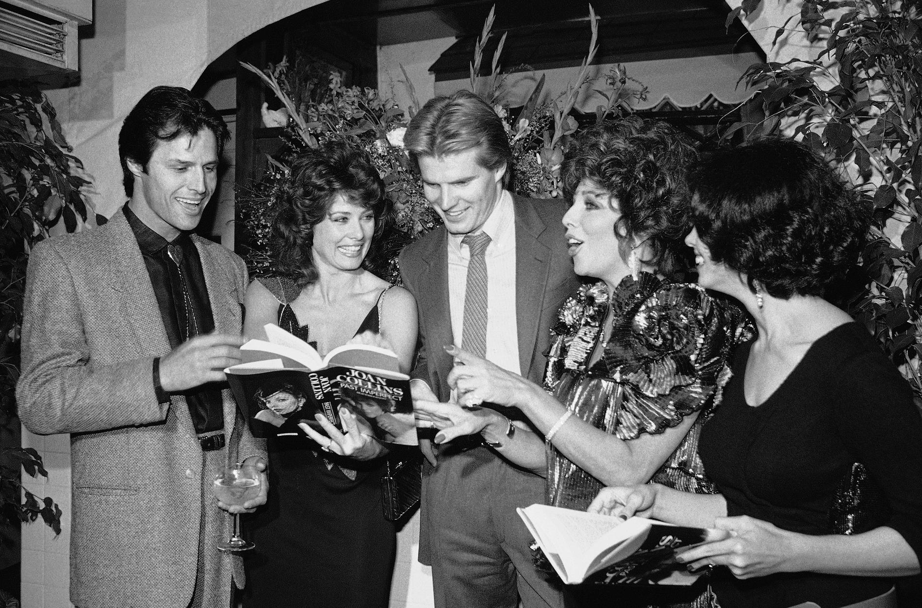 Michael Nader, Deborah Adair, Jack Coleman, Joan Collins och Kathleen Beller på releasefest för Collins nya bok 1984.