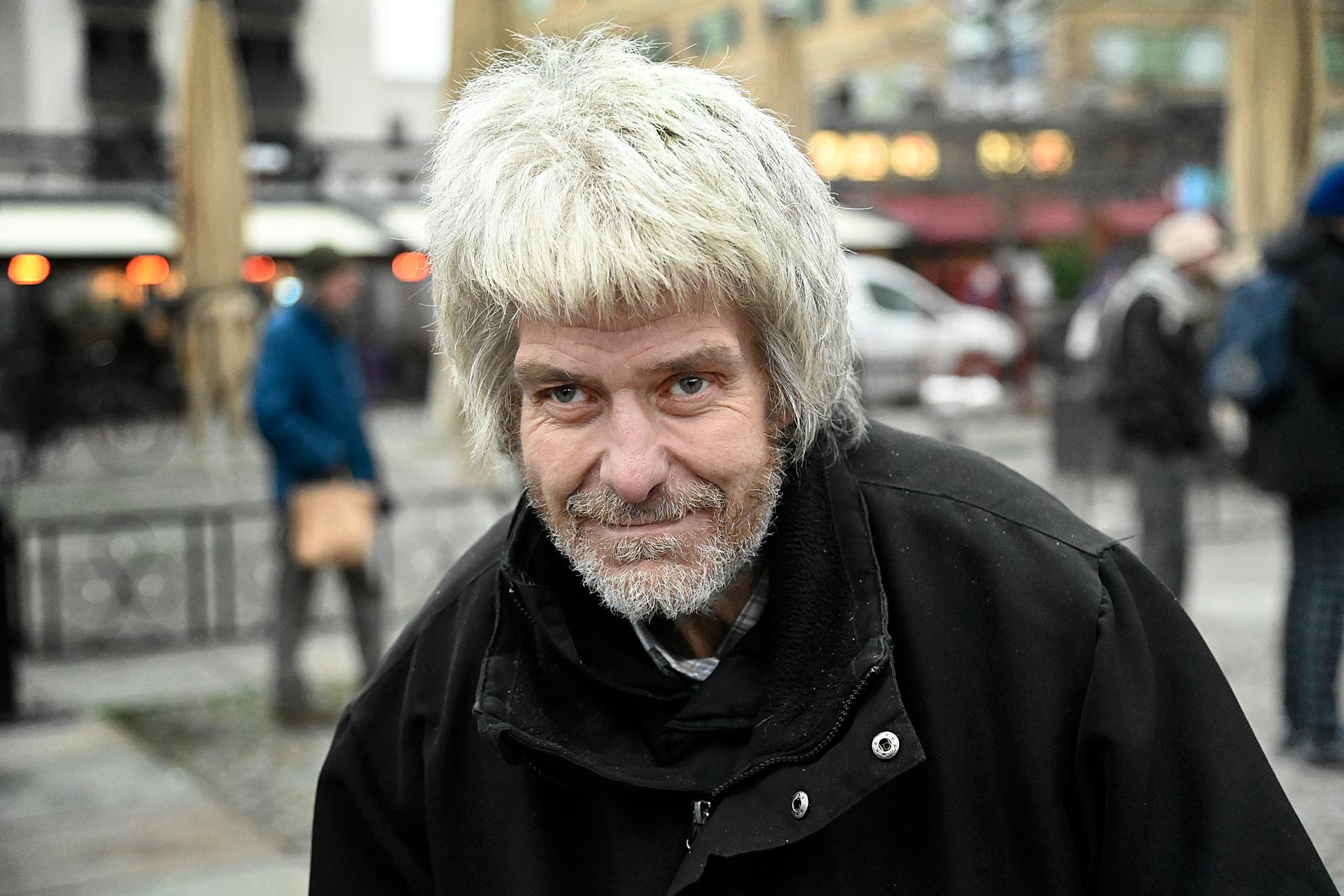 ”Jag är i alla fall inte flintskallig”, konstaterar Greger när Aftonbladets fotograf tar en bild.