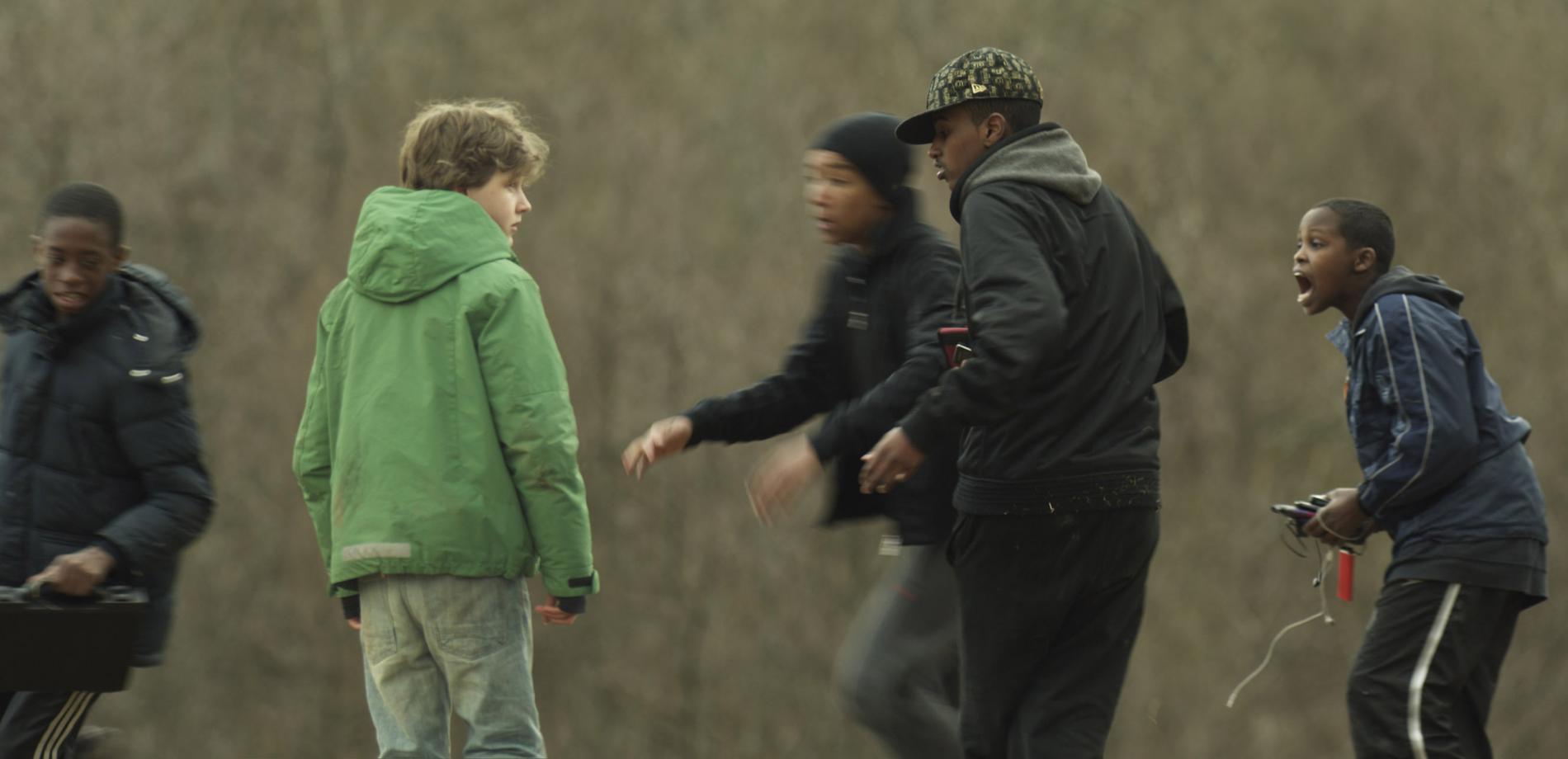 Ett gäng svarta killar rånar ett gäng yngre vita. Ruben Östlunds kontroversiella film ”Play” hyllades i Cannes.