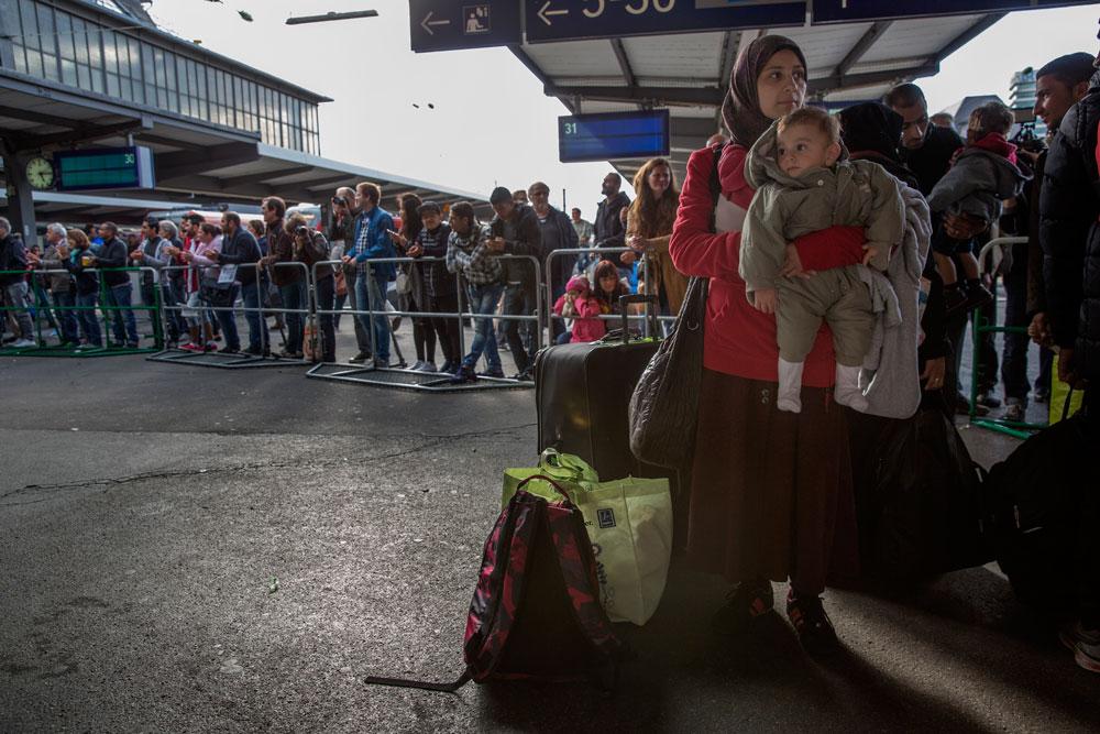 Flyktingar anländer till Münchens centralstation från Österrike.