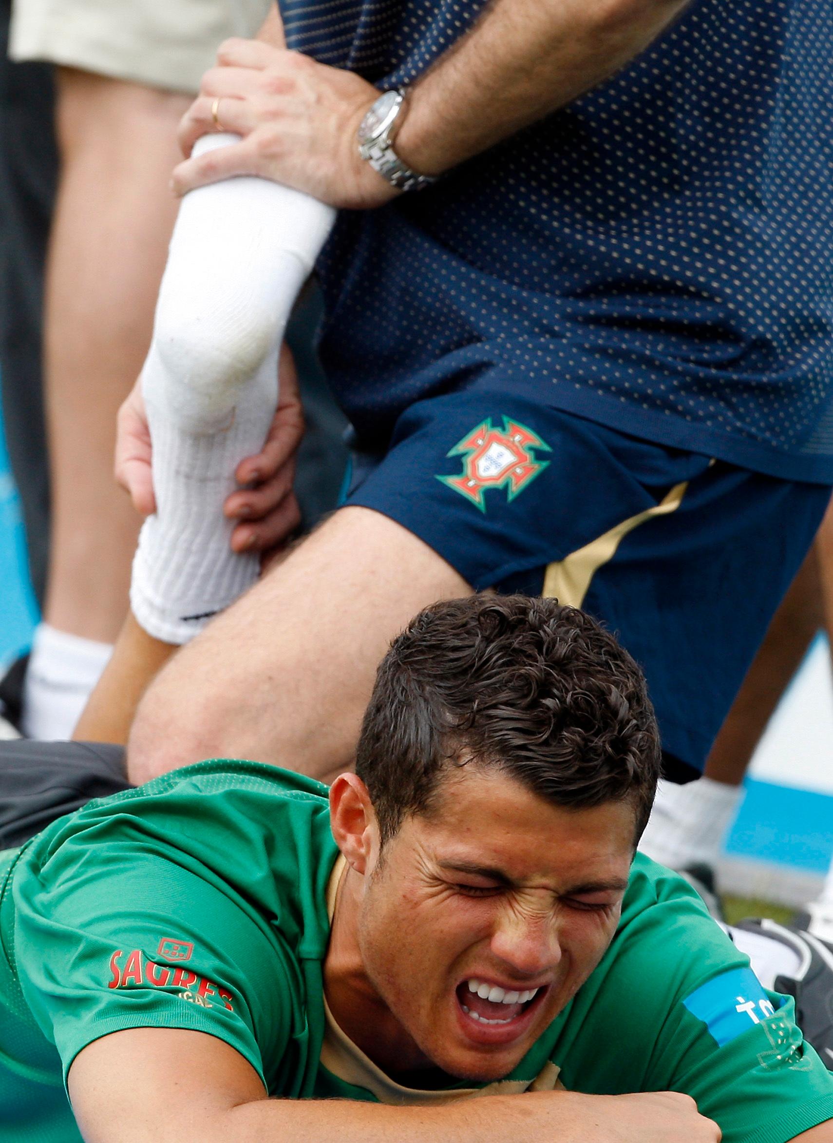 Ronaldo får behandling för smärtan i vänster knä under Portugals landslagssamling vid Praia del Rey.