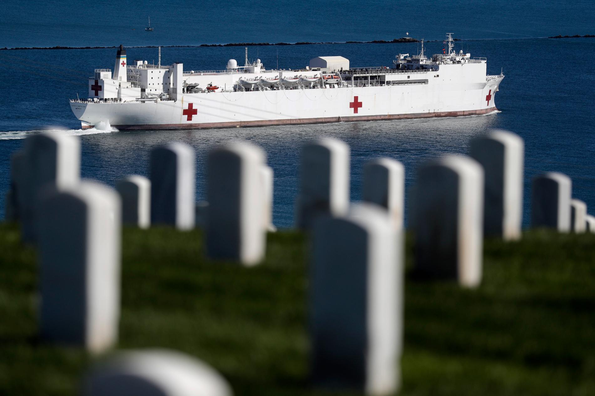 SAN DIEGO, USA Amerikanska flottans sjukhusfartyg Mercy lämnar San Diego på måndagen för vidare färd till Los Angeles där de ska ta emot patienter som inte bär coronasmittan.