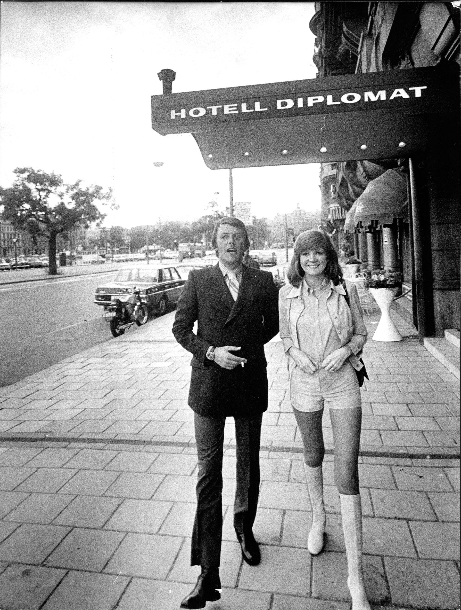 Cilla Black med Sven-Bertil Taube på Strandvägen i Stockholm 1971. De spelade då in tv-showen "Cilla in Scandinavia" tillsammans.