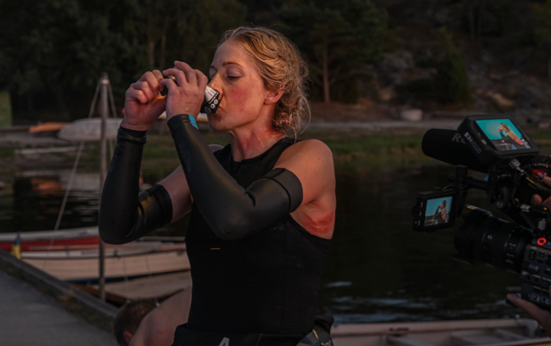 Kristin Larsson förbereder sig inför nattens över 6km långa simning. Våtdräktens skavsår börjar snart blöda.