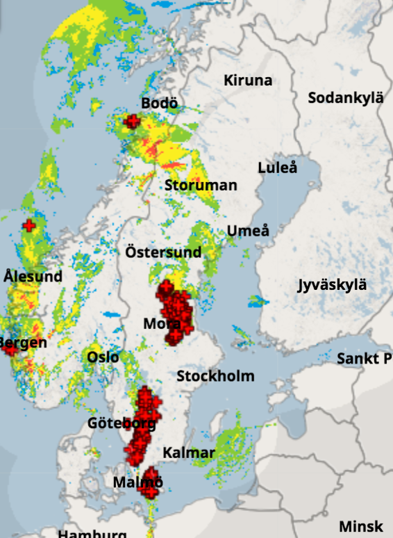 SMHI:s väderkarta visar blixtnedslag vid halv sju-tiden på onsdagen. 