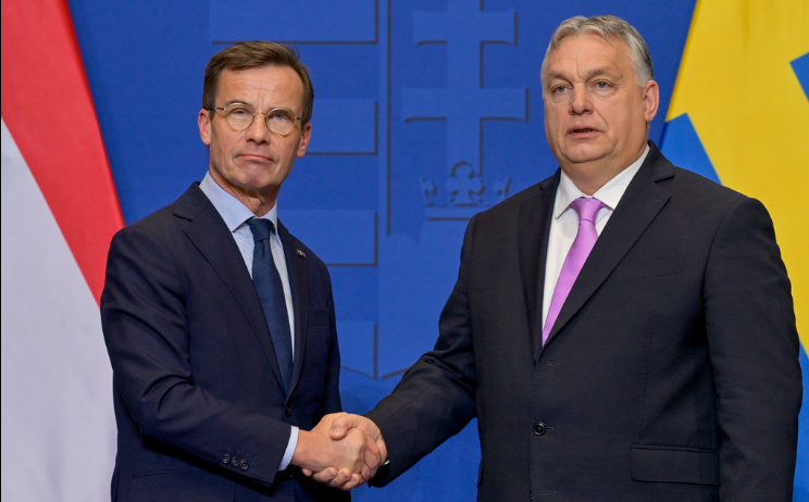 Kristersson och Viktor Orbán skakar hand till slut. Efter mycket om och men. 