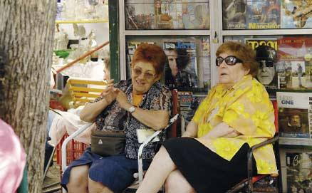 Två äldre damer i samspråk på Plaza Dorrego.