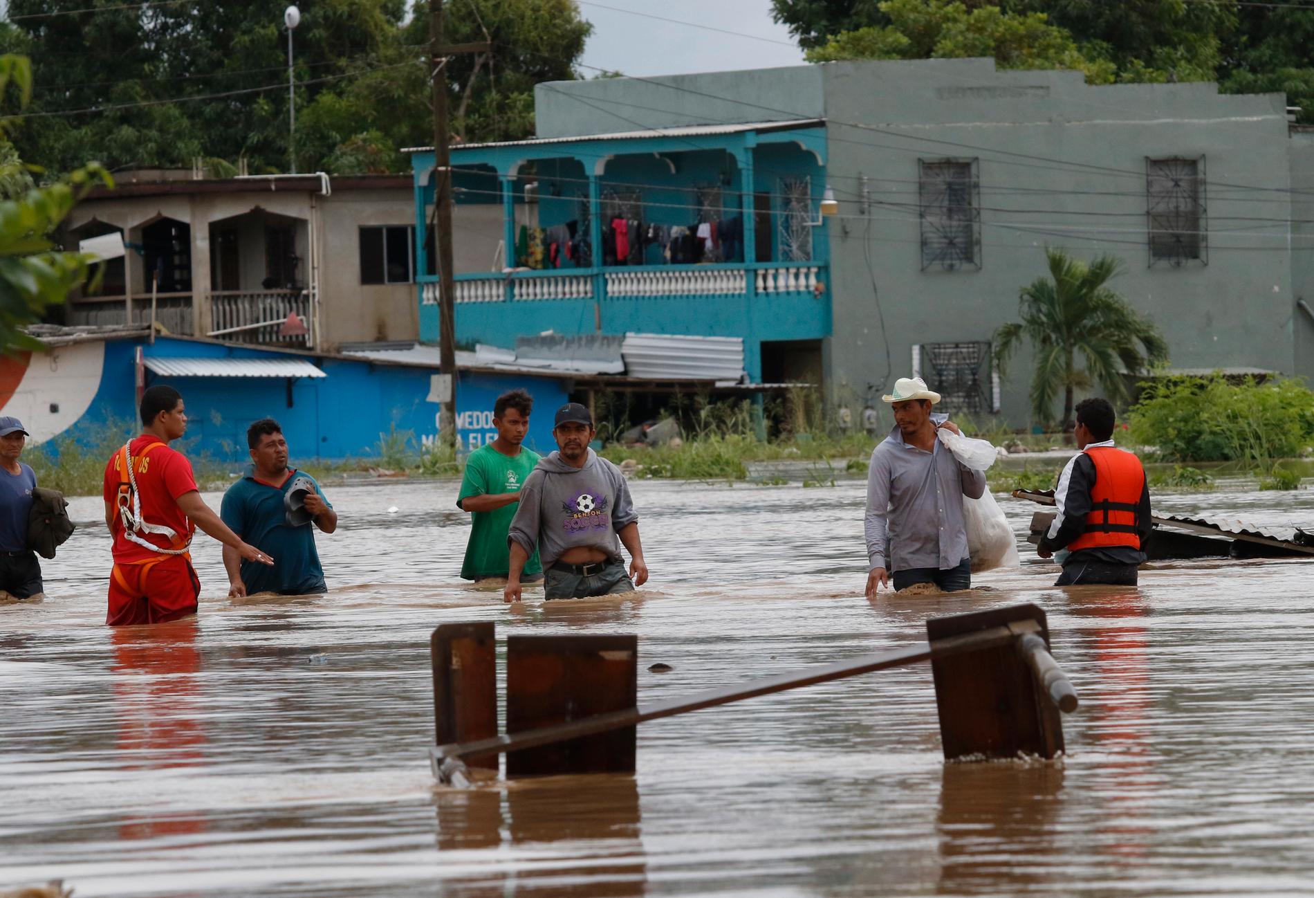 Vattenmassorna har inte ens hunnit skingra sig efter cyklonen Eta innan Iota drar in över Centralamerika. Här i staden La Lima i Honduras.