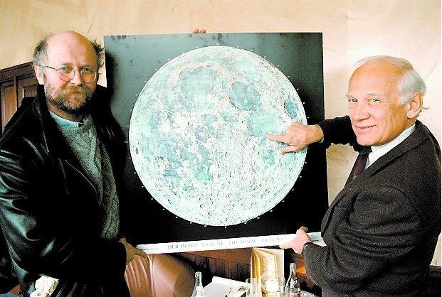 Min kompis Buzz Aldrin pekar ut intressanta resmål på månen.