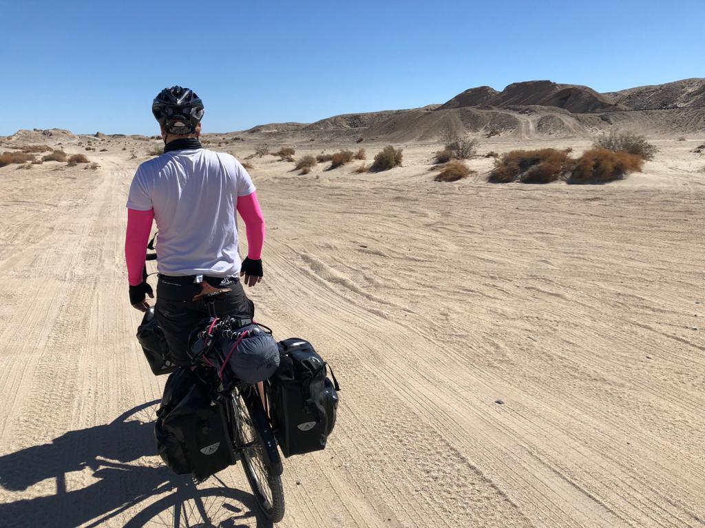 Kristian har bland annat cyklat genom öken i Arizona. 