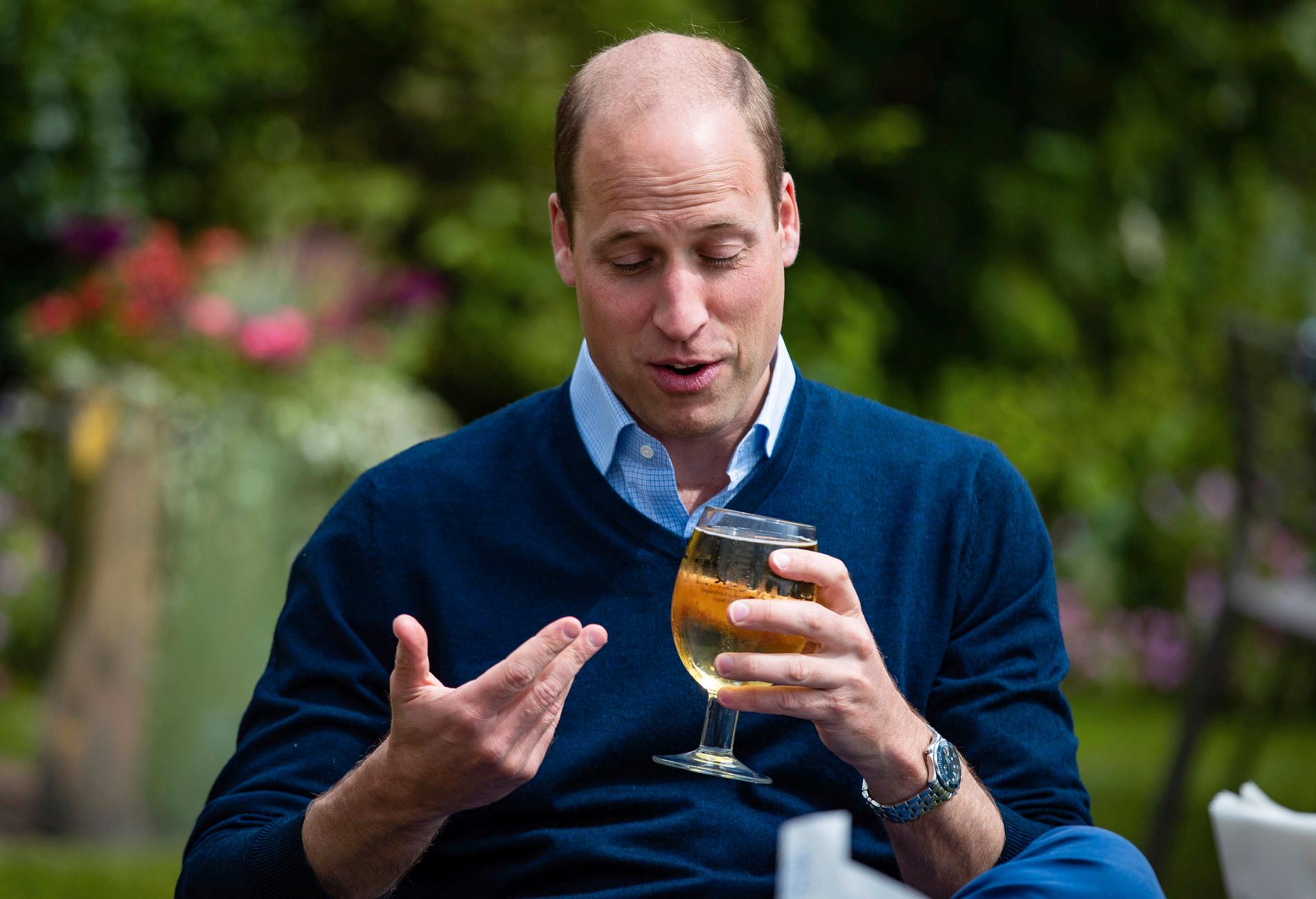 Prins William fick tjuvstarta puböppningen med en cider, när han i fredags besökte The Rose and Crown i Snettisham på Englands ostkust.