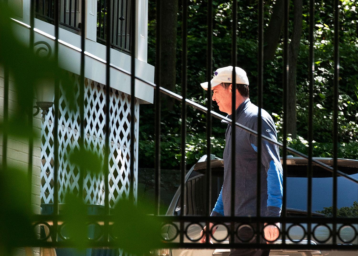 James Comey utanför sitt hem dagen efter att han fått sparken.