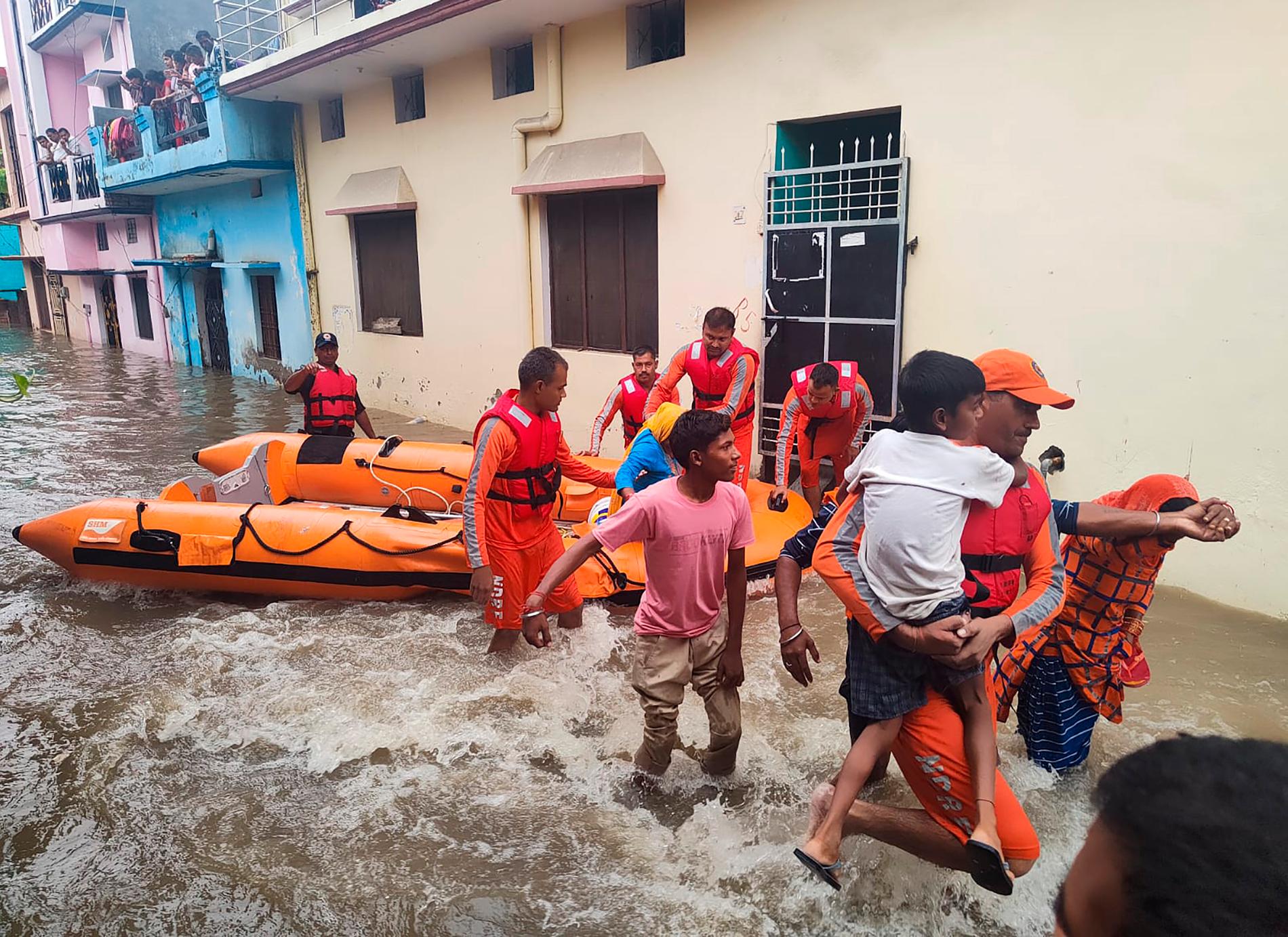 Räddningspersonal hjälper översvämningsdrabbade i delstaten Uttarakhand i norra Indien.