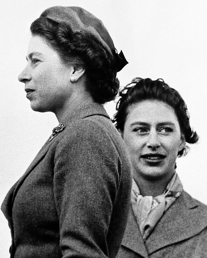 Prinsessan Margaret bakom storasyster drottning Elizabeth 1955.