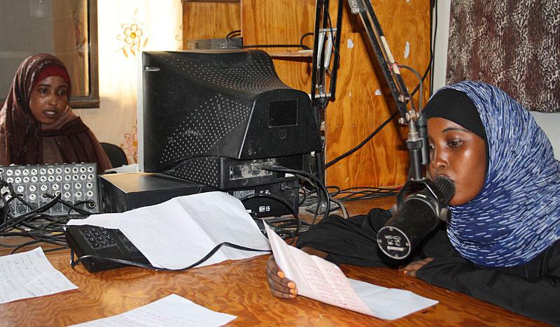 Radiojournalisterna vid Horn Afrik Radio läser nyheter i Mogadishu i Somalia. Nu har islamska Hizbul-Islam har förbjudit Somalias radiostationer att spela någon typ av musik – inte ens reklaminslag får innehålla musik.