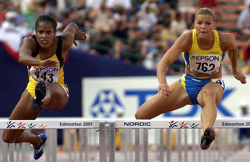 VM-start Susanna Kallur skaffade sig rutin vid VM i Edmonton 2001. Här ses hos kampas mot den gamla storstjärnan Bridgette Foster från Jamaica.