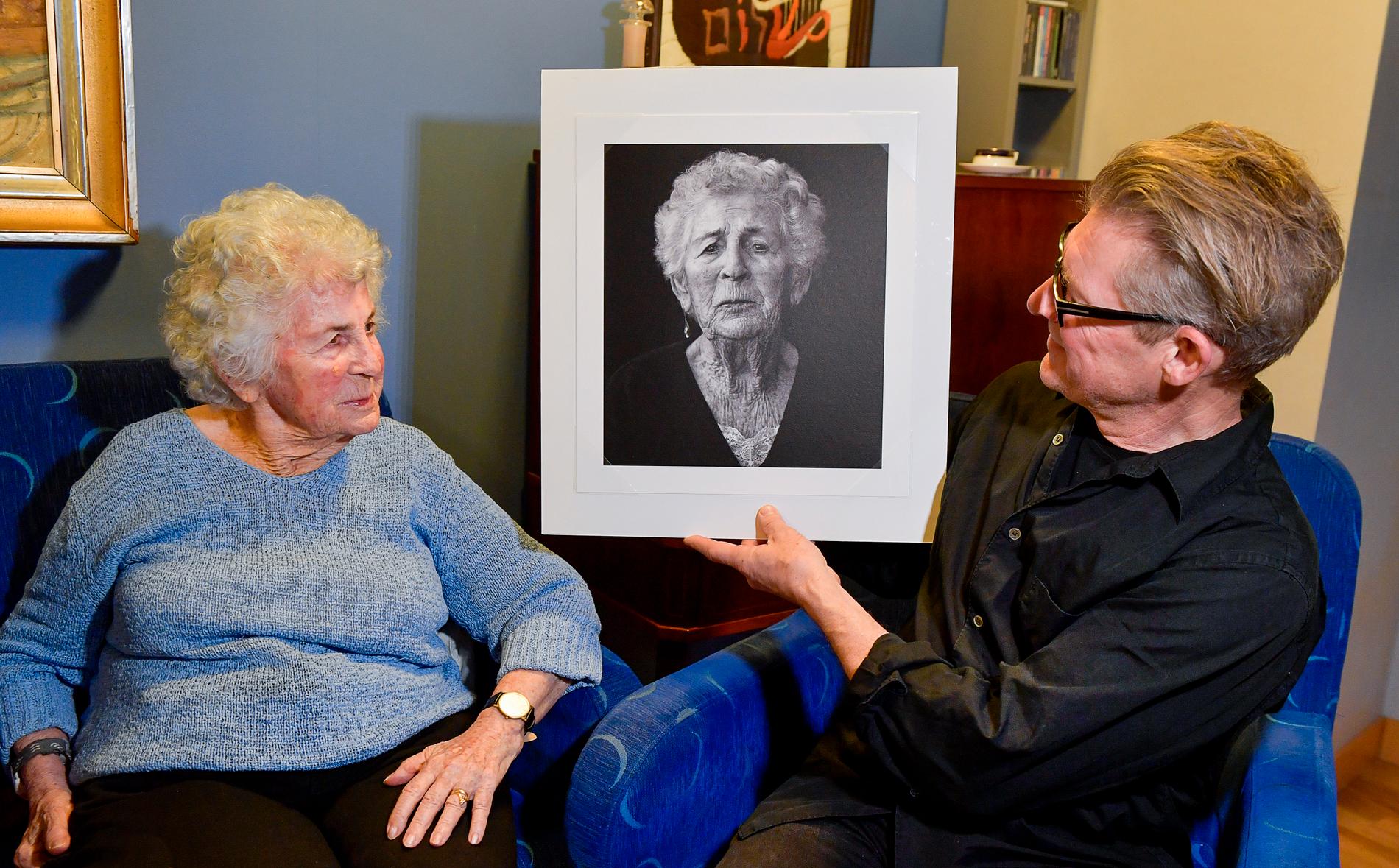 92-åriga Tauba Katzenstein i Stockholm är av de förintelseöverlevare som fotografen Mikael Jansson har dokumenterat. Han har belönats med årets stipendium ur Micael Bindefelds Stiftelse till minne av Förintelsen.
