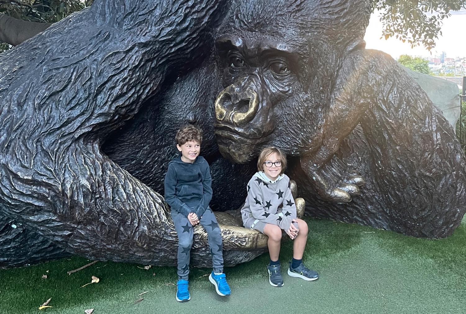 Barnen Oliver och Lucas tyckte att det var spännande att lejonen rymde på djurparken. 