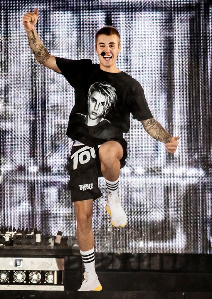 Enligt de senaste uppgifterna fick Bieber en kexchoklad-kaka kastad mot sig under Summerburst i Stockholm när han vägrade sjunga ”Despacito”.