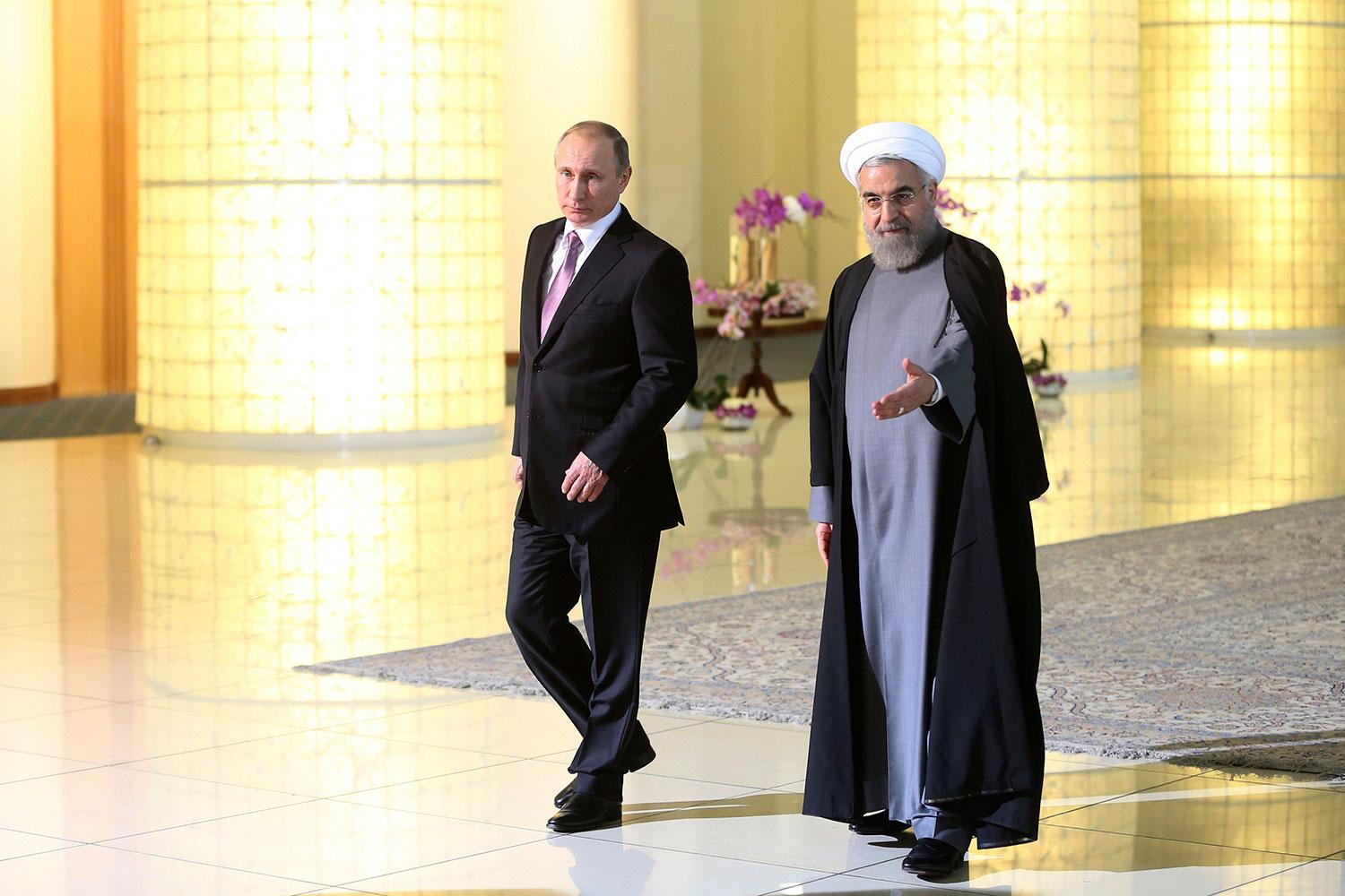 Observera högerhanden vid sidan när Putin möter den iranske ledaren ayatollah Khamenei.
