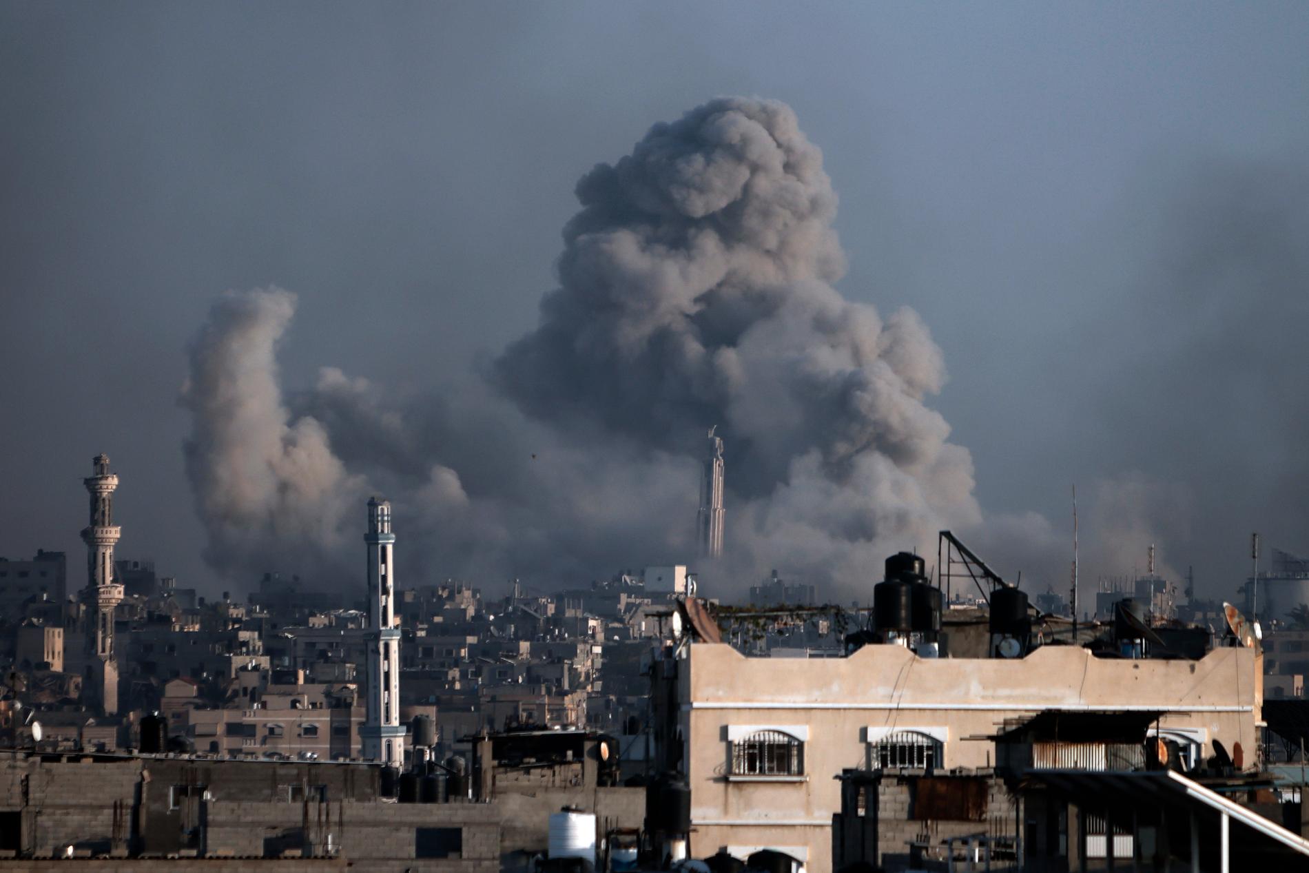 Rök över Gaza efter ett israeliskt bombangrepp i Khan Younis tidigare i veckan. 