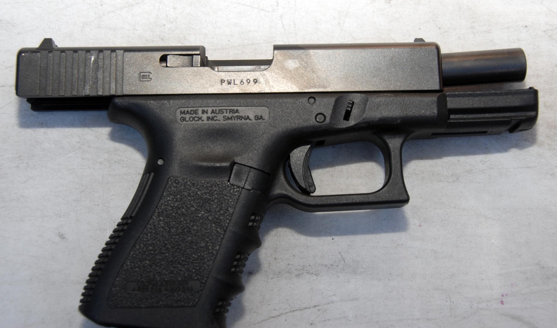 Sex stycken pistoler av modell Glock 17 ska enligt uppgift tidigare blivit stulna från ett låst skåp i Regeringskansliet. Nu ska ytterligare en pistol ha stulits.