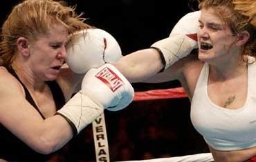 HÖGERKROK Tonya Harding (till vänster) förlorade sin debut som proffsboxare.